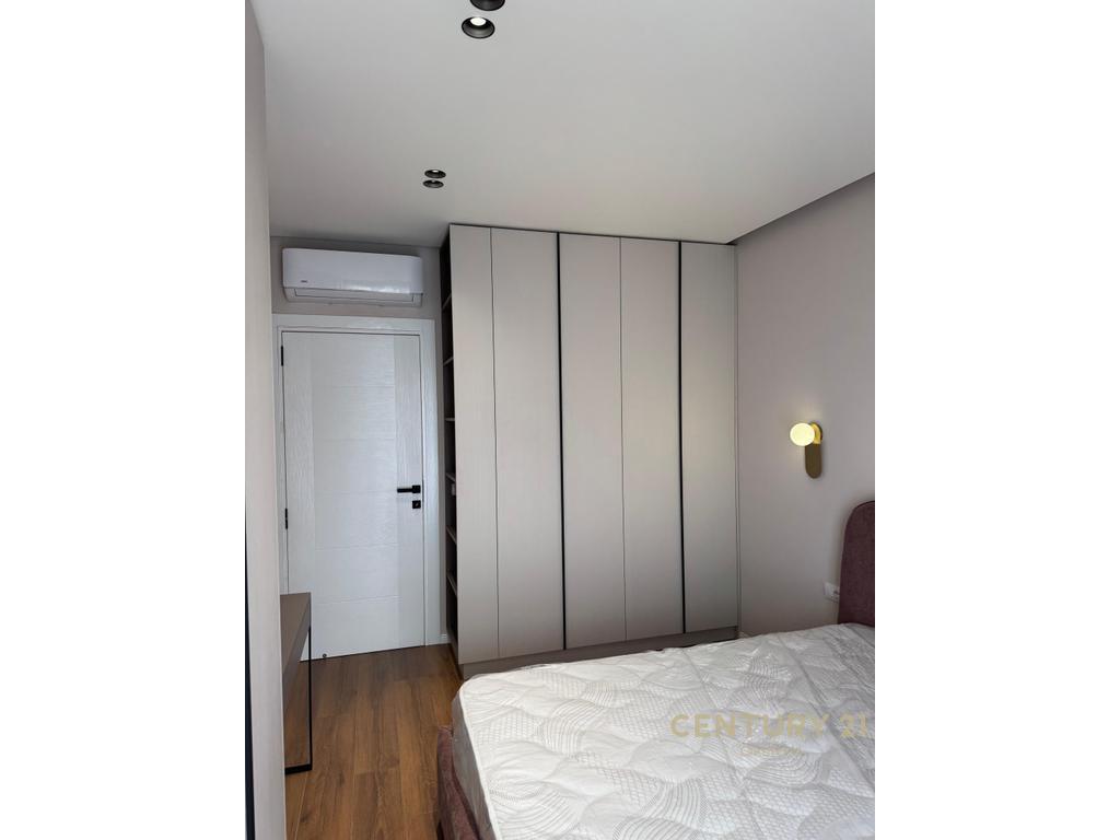 **APARTAMENT 1+1 TE SHKOLLA E KUQE PER QIRA