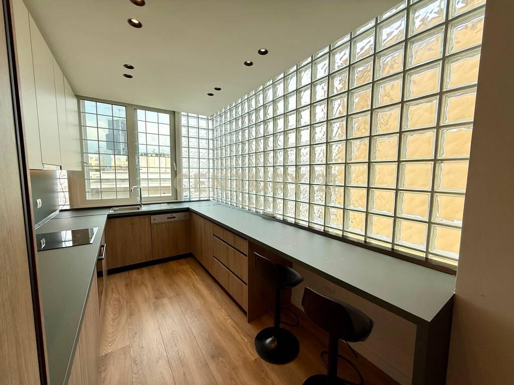 QIRA, APARTAMENT 3+1+2 + DEPO, RRUGA E KAVAJES!