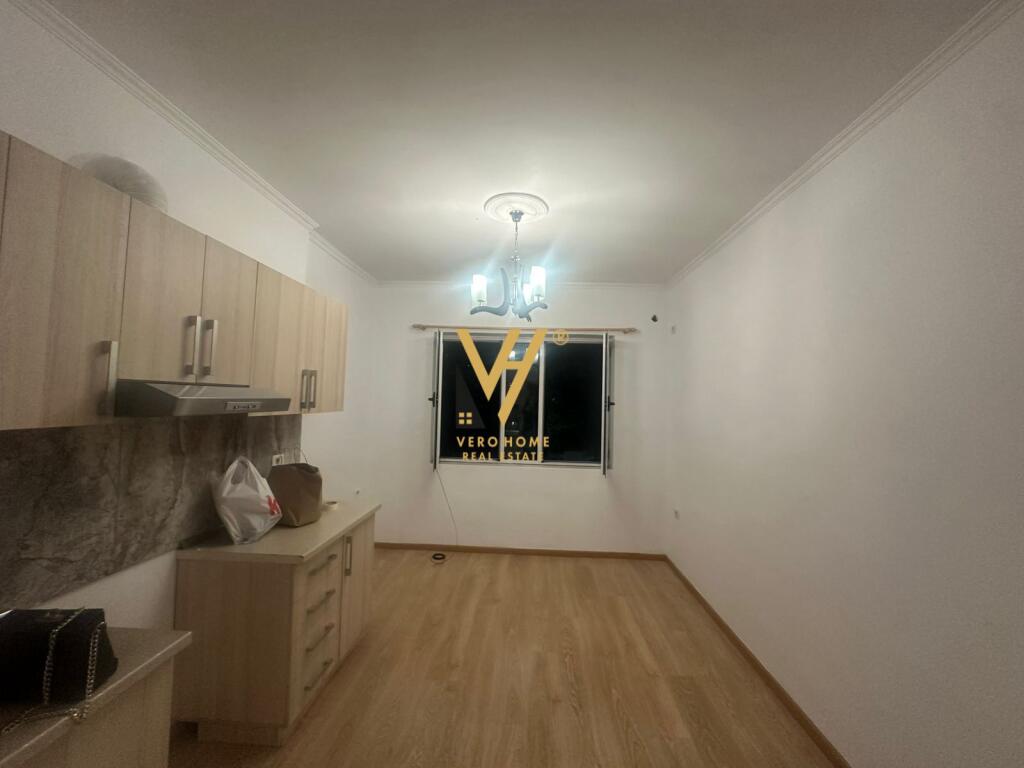 JEPET ZYRE 70 M2 ME QERA NE MYSLYM SHYR 700 EURO