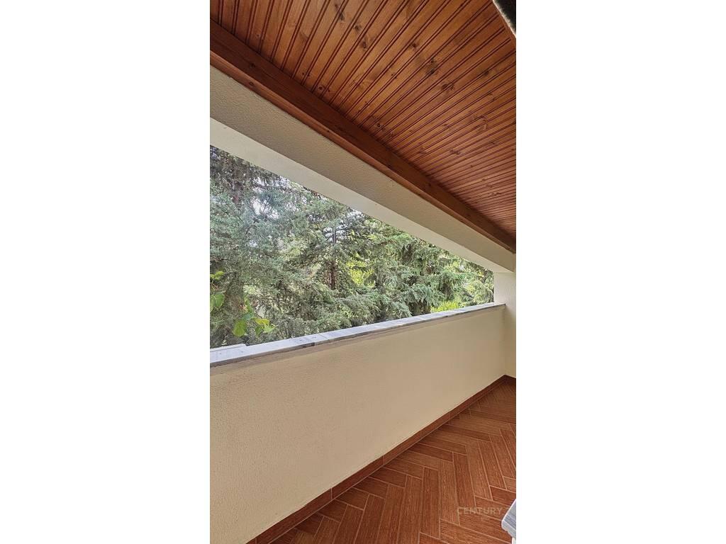 TEK Vilat Gjermane jepet me qira apartament 3+1+2 me verandë