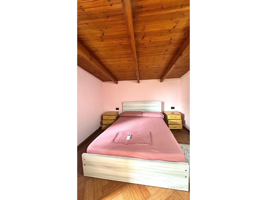 TEK Vilat Gjermane jepet me qira apartament 3+1+2 me verandë