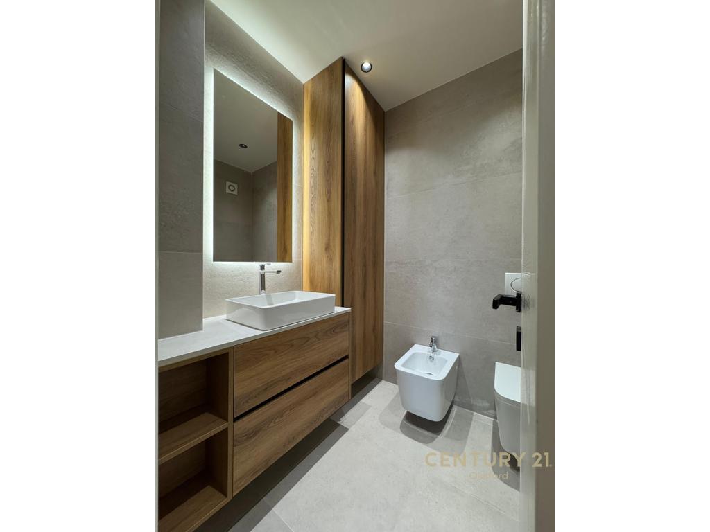 **APARTAMENT 1+1 TE SHKOLLA E KUQE PER QIRA
