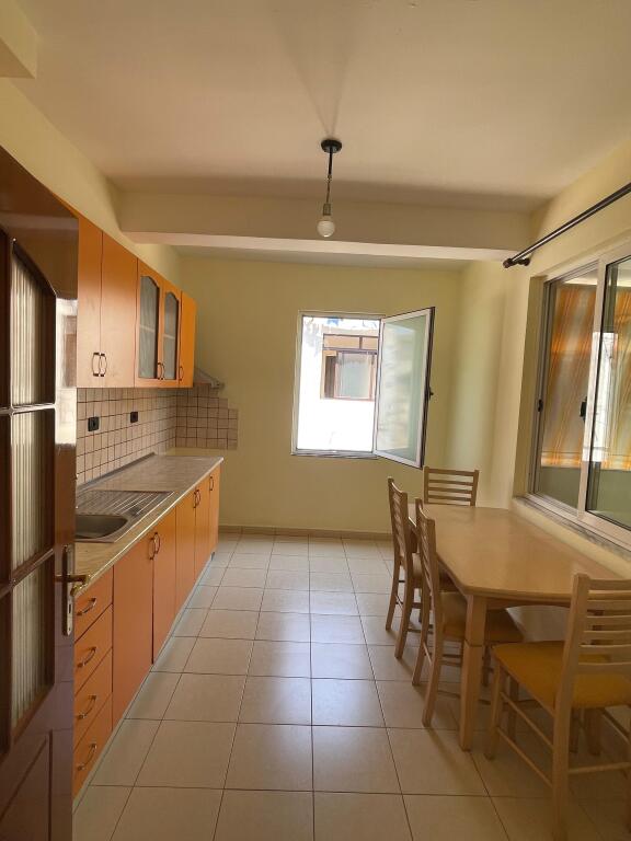 Jepet me qera Apartament 3+1 lagja 5