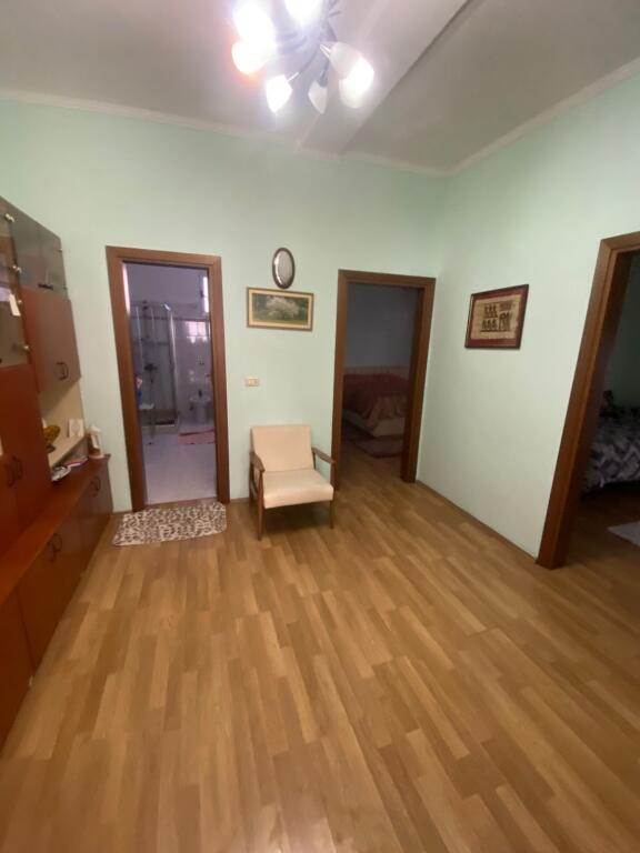 Jepet me qera 3+1+2 afer pazarit te ri kati 2 vile private