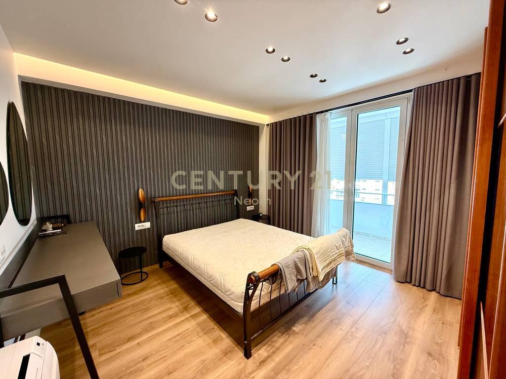 QIRA, APARTAMENT 3+1+2 + DEPO, RRUGA E KAVAJES!