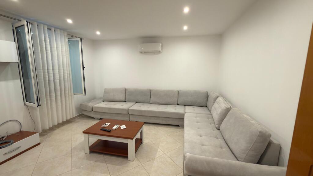 JEPET ME QERA SHTEPI PRIVATE 1+1, SIP. 80M².  SHTEPI VETEM 1 KAT   ISH FUSHA E AVIACIONIT