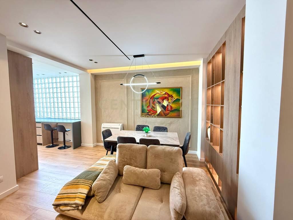 QIRA, APARTAMENT 3+1+2 + DEPO, RRUGA E KAVAJES!