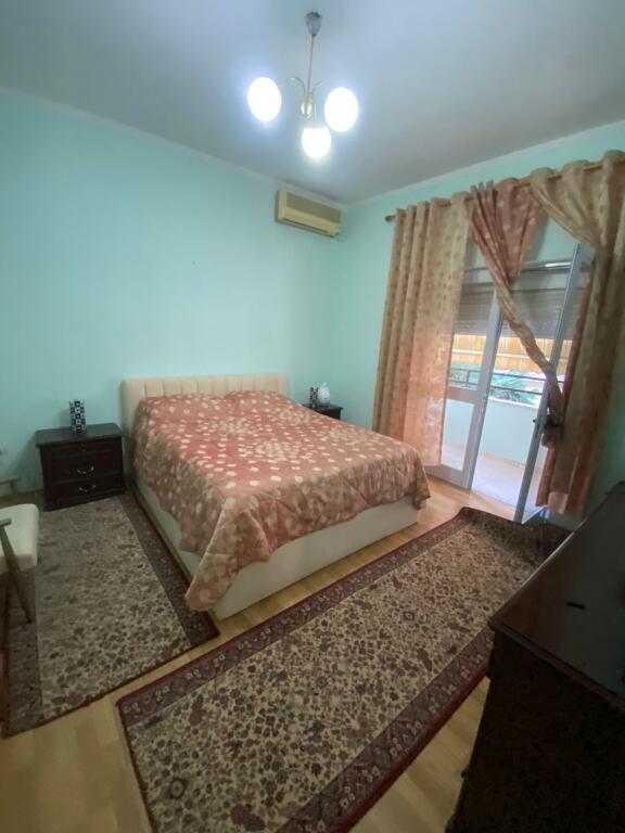 Jepet me qera 3+1+2 afer pazarit te ri kati 2 vile private