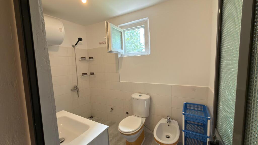 JEPET ME QERA SHTEPI PRIVATE 1+1, SIP. 80M².  SHTEPI VETEM 1 KAT   ISH FUSHA E AVIACIONIT