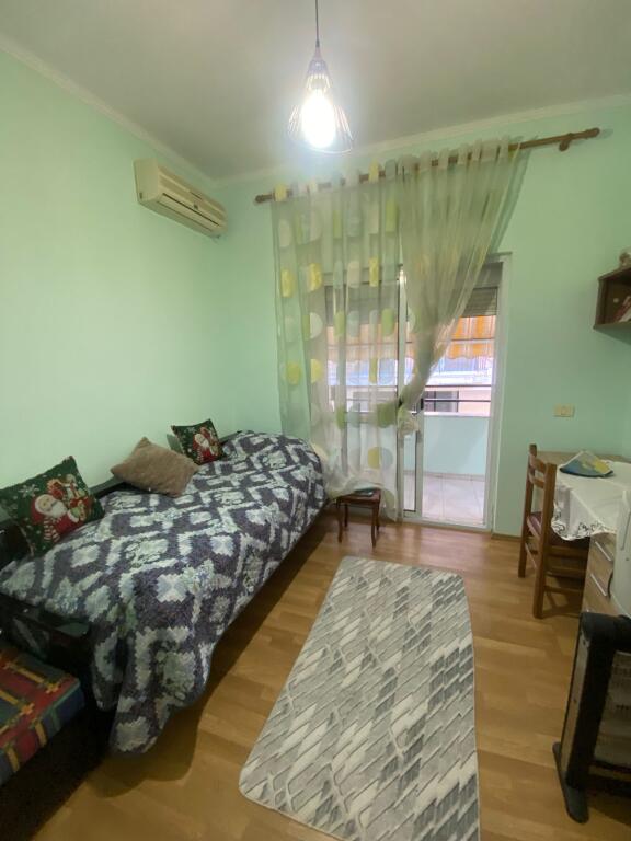 Jepet me qera 3+1+2 afer pazarit te ri kati 2 vile private