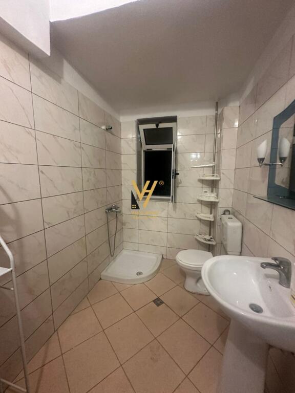 JEPET ZYRE 70 M2 ME QERA NE MYSLYM SHYR 700 EURO