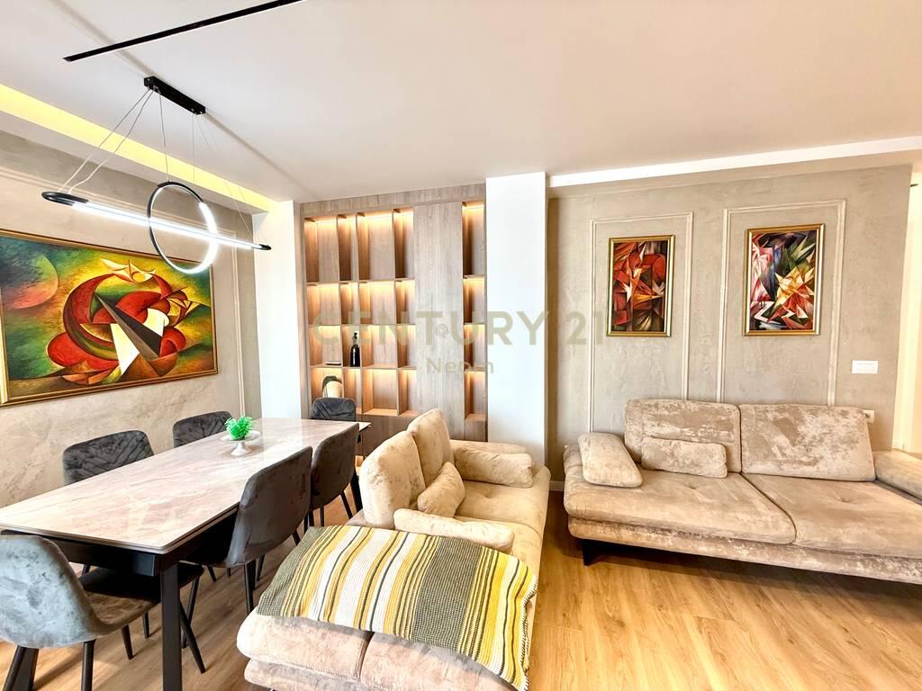 QIRA, APARTAMENT 3+1+2 + DEPO, RRUGA E KAVAJES!