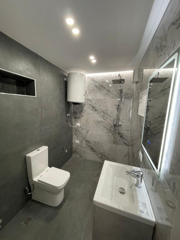🏢Rruga e Elbasanit,prane Institutit te Higjenes,jepet me qera ambient biznesi,me sip45m2  650Euro (Neto)