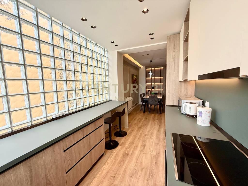 QIRA, APARTAMENT 3+1+2 + DEPO, RRUGA E KAVAJES!