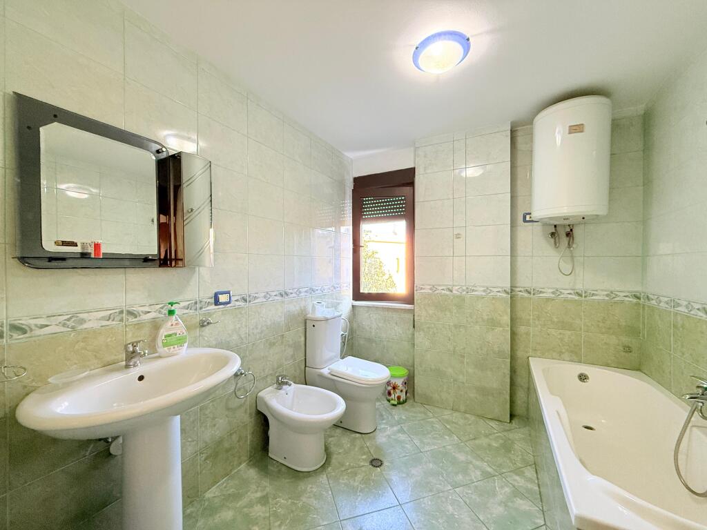 Jepet me qira ambient zyre 3+1 Në qendër