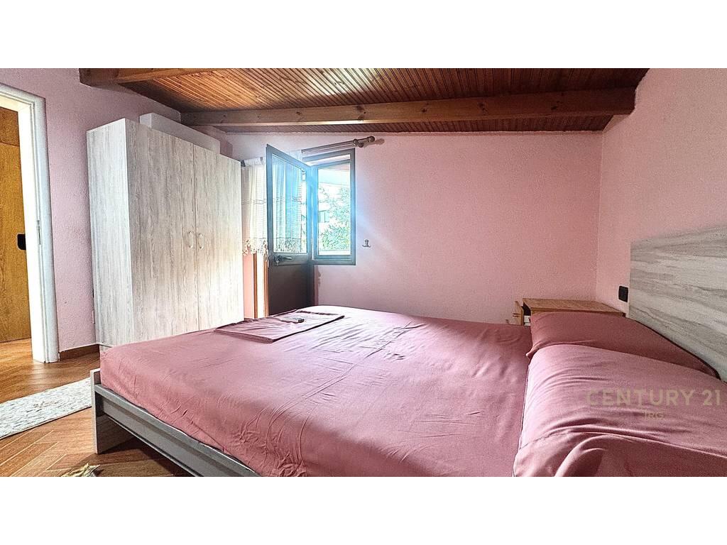 TEK Vilat Gjermane jepet me qira apartament 3+1+2 me verandë