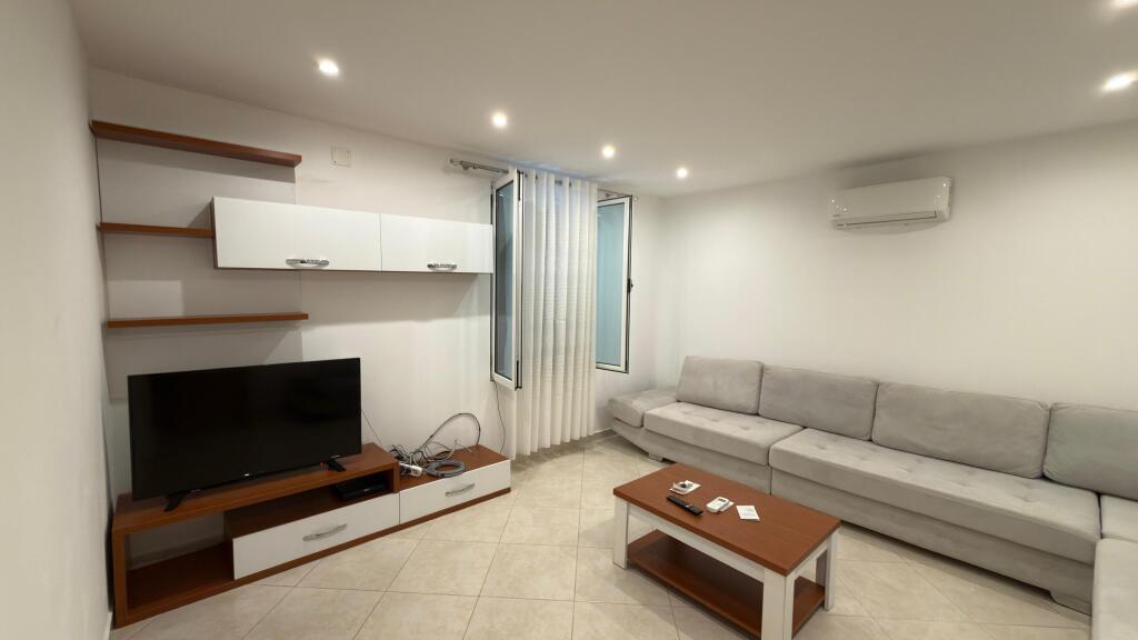 JEPET ME QERA SHTEPI PRIVATE 1+1, SIP. 80M².  SHTEPI VETEM 1 KAT   ISH FUSHA E AVIACIONIT