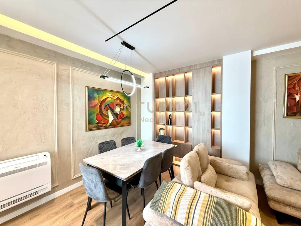 QIRA, APARTAMENT 3+1+2 + DEPO, RRUGA E KAVAJES!
