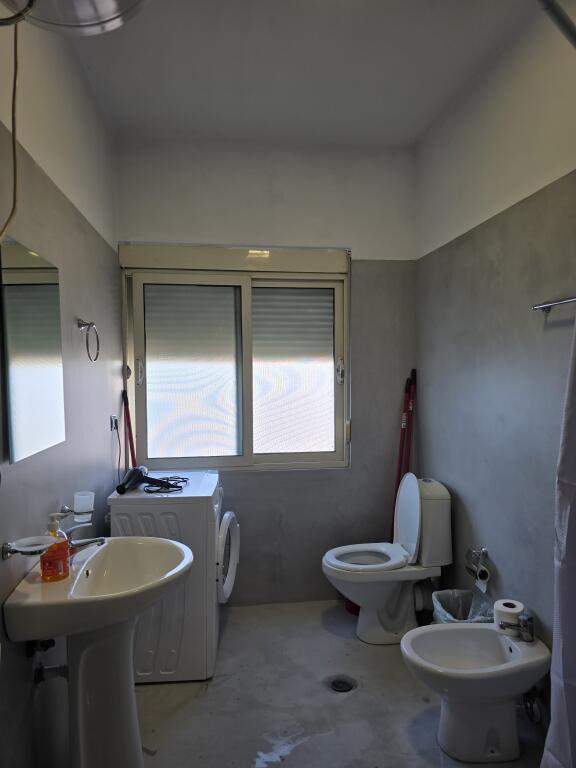 🏡 Apartament me qira – Komuna e Parisit, pranë Kristal Center  📍 2+1 | Kati i 3-të | cmimi 65.000 Leke