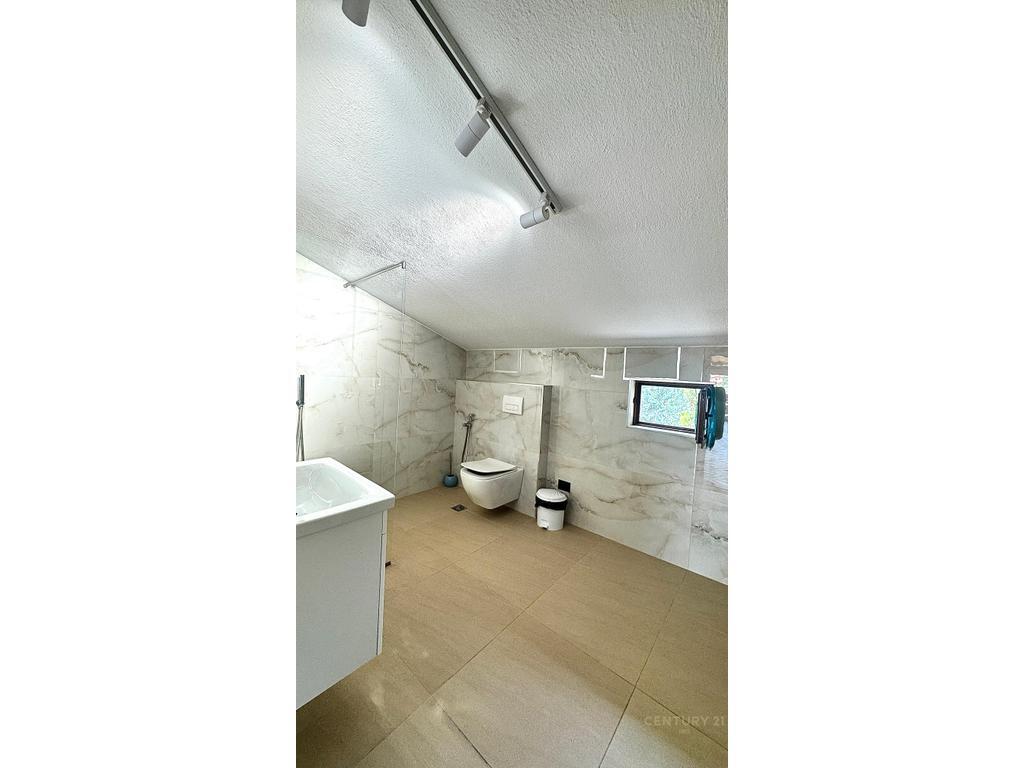 TEK Vilat Gjermane jepet me qira apartament 3+1+2 me verandë