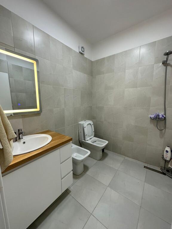 Pak minuta larg Selvise,Rr. e Dibres jepet me qera apartament 2+1+2i mobiluar.850 Euro