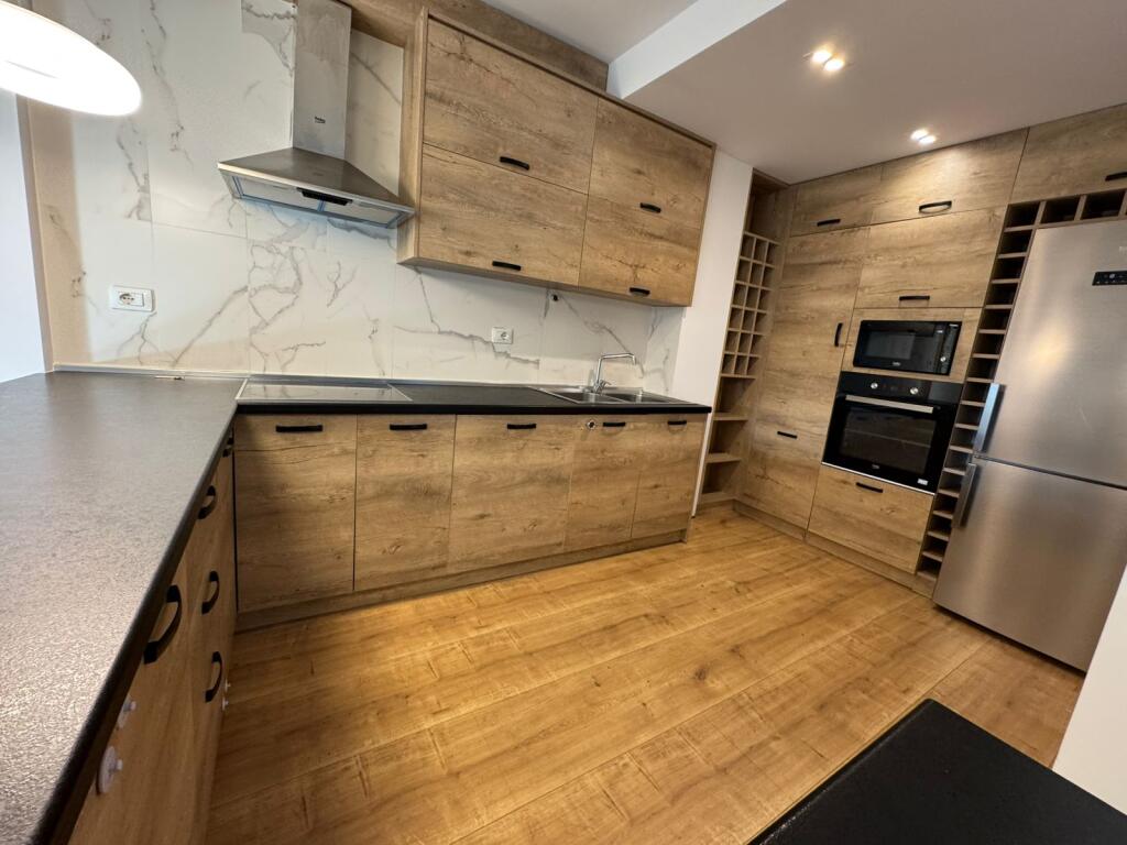 Super villa su 2 piani in affitto vicino a TEG (1500 Euro)