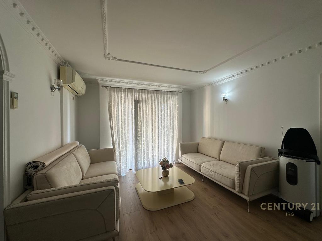 Appartamento 3+1+2 in vendita a Blloku Gintash, Laprake