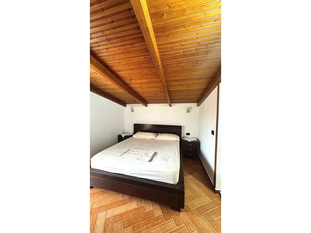 TEK Vilat Gjermane jepet me qira apartament 3+1+2 me verandë