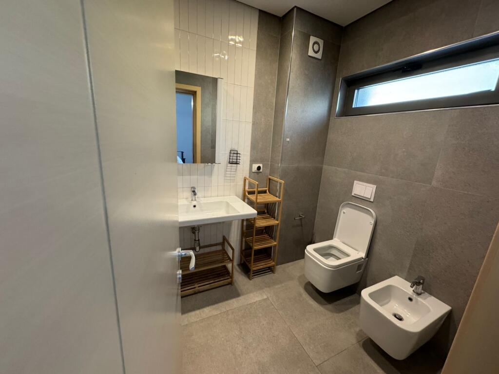 Super villa su 2 piani in affitto vicino a TEG (1500 Euro)