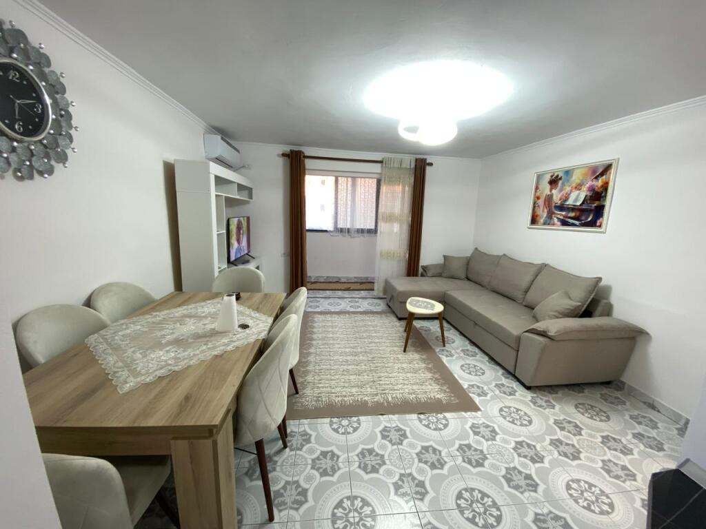 🏢Dopo l'ex Ristorante di Durazzo, Via Memo Meto, si affitta appartamento 2+1 arredato, 55.000 Leke