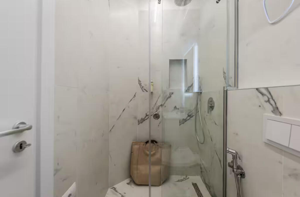 Jepet me qera apartament  1+1 ne Myslym Shyr. Pallati ri i 2025