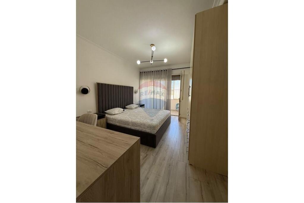 apartament tek stacioni i trenit