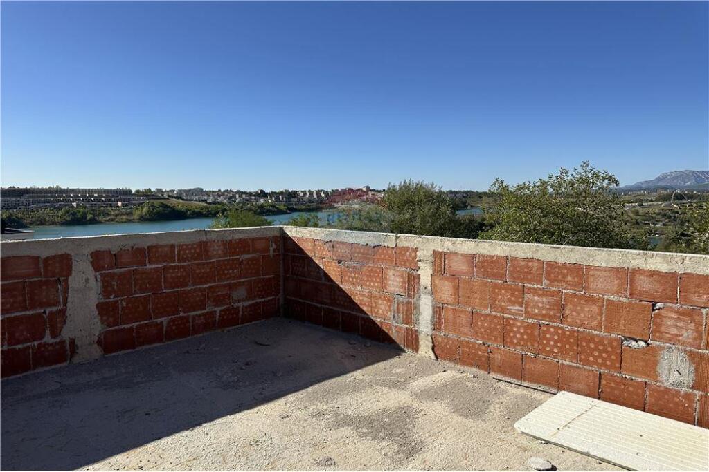 🌿 Apartament Unik 3+1 me 2 Tualete, Verandë/Oborr