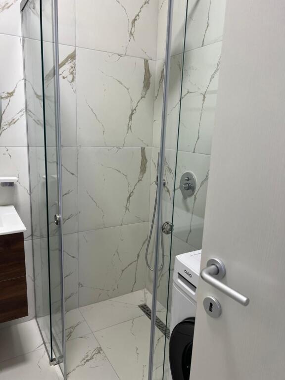 🏡 Appartamento 1+1 + parcheggio in affitto 📍 Via Jordan Misja – all'inizio della strada💶 800€/mese