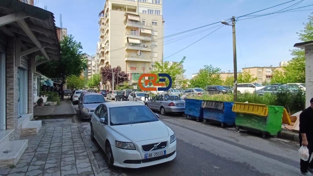 Tek Ish Tregu Elektrik,Jepet Me Qira Ambient I Pershtatshem Per Aktivitete Te Ndryshme !