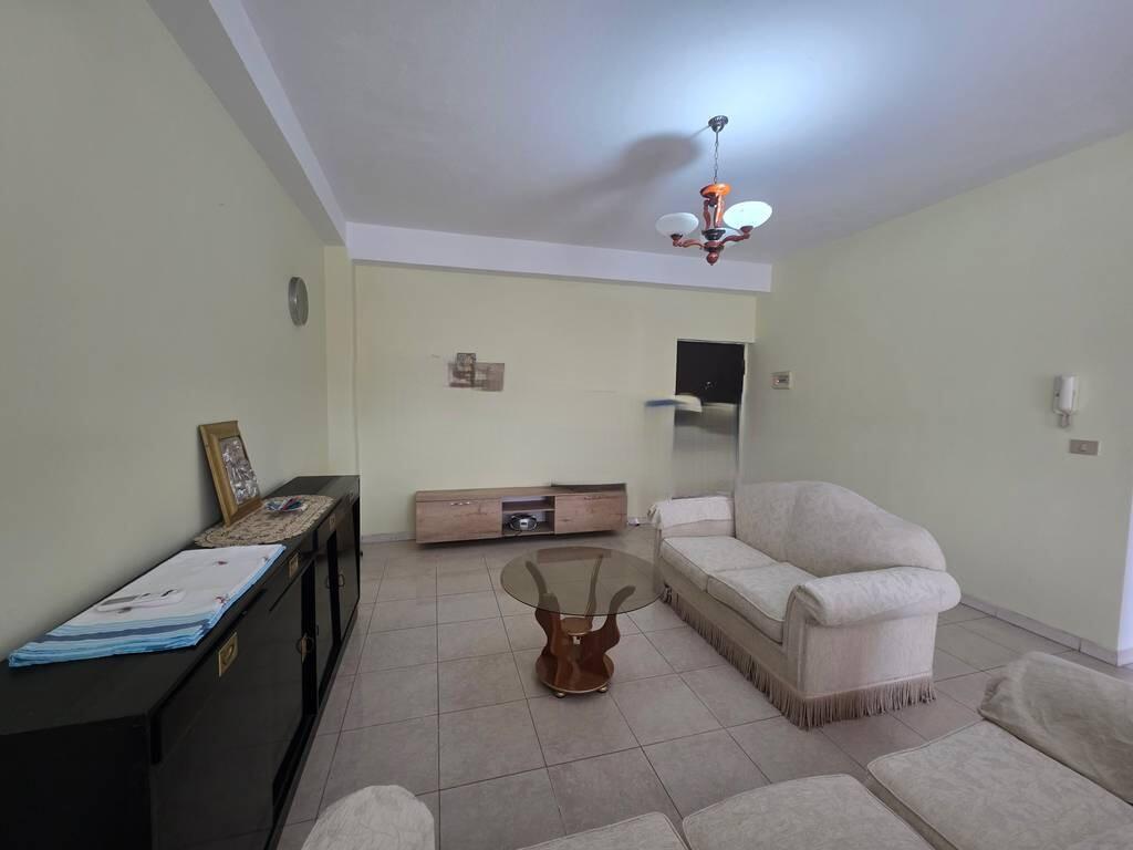 Japim Apartament 2+1 Me Qira prane Faramcise 10 , 600 € /Muaj