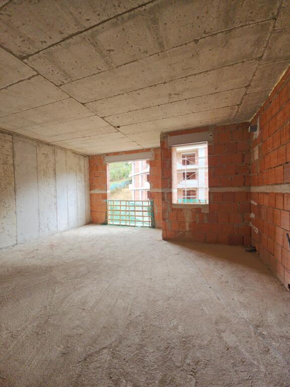 VENDESI: *2+1+2wc &amp; 2 Balconi* *(📍Liqeni thatë- Vicino HOTEL RADISON ) , *Prezzo 229.500 Euro*