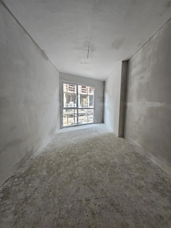 IN VENDITA: *2+1+2wc &amp; 2 Balconi* *(📍Liqeni thatë- Vicino HOTEL RADISON ) , *Prezzo 214.500 Euro*