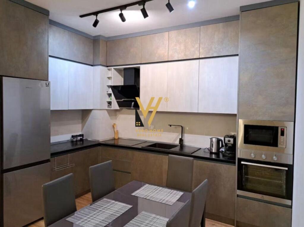 JEPET APARTAMENT 2+1+2+BLK ME QERA TE PAZARI I RI 1.250 EURO