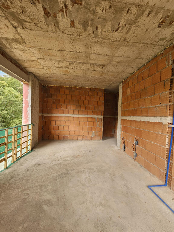 VENDESI: *2+1+2wc &amp; 2 Balconi* *(📍Liqeni thatë- Vicino HOTEL RADISON ) , *Prezzo 229.500 Euro*