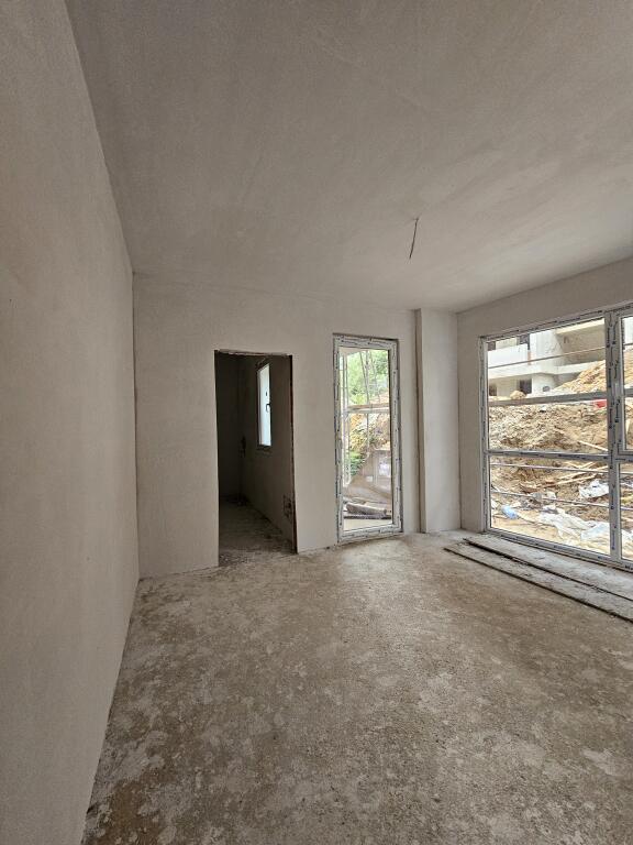 IN VENDITA: *2+1+2wc &amp; 2 Balconi* *(📍Liqeni thatë- Vicino HOTEL RADISON ) , *Prezzo 214.500 Euro*
