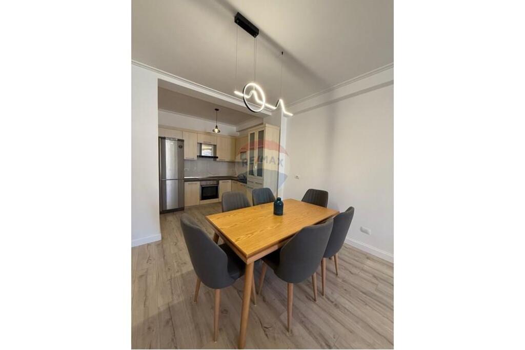 apartament tek stacioni i trenit