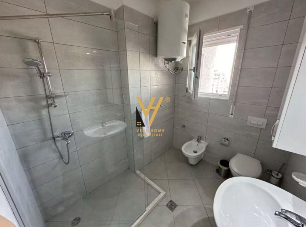 JEPET APARTAMENT 2+1+2+BLK ME QERA TE PAZARI I RI 1.250 EURO