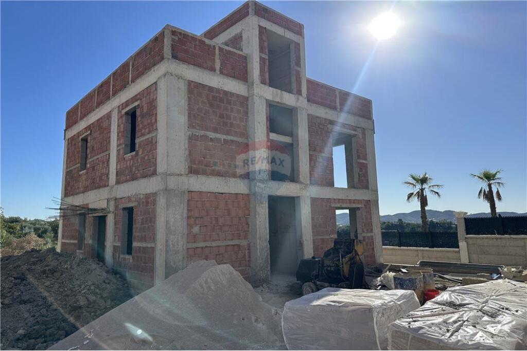 🌿 Apartament Unik 3+1 me 2 Tualete, Verandë/Oborr