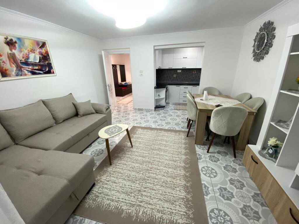🏢Dopo l'ex Ristorante di Durazzo, Via Memo Meto, si affitta appartamento 2+1 arredato, 55.000 Leke