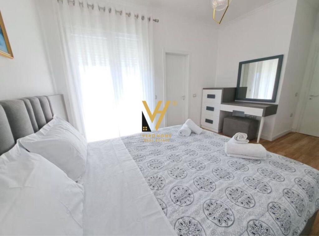 JEPET APARTAMENT 2+1+2+BLK ME QERA TE PAZARI I RI 1.250 EURO