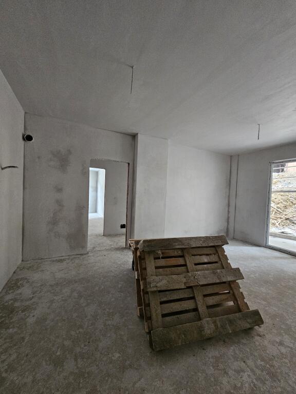 IN VENDITA: *2+1+2wc &amp; 2 Balconi* *(📍Liqeni thatë- Vicino HOTEL RADISON ) , *Prezzo 214.500 Euro*