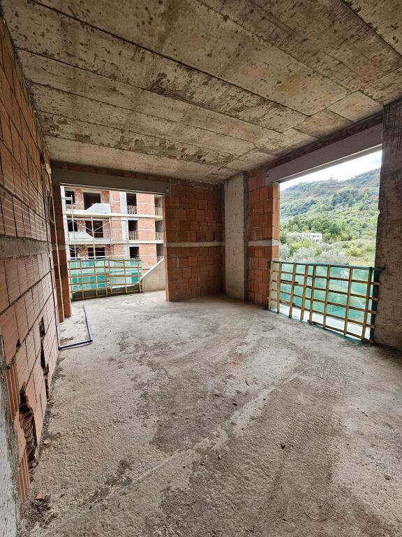 VENDESI: *2+1+2wc &amp; 2 Balconi* *(📍Liqeni thatë- Vicino HOTEL RADISON ) , *Prezzo 229.500 Euro*