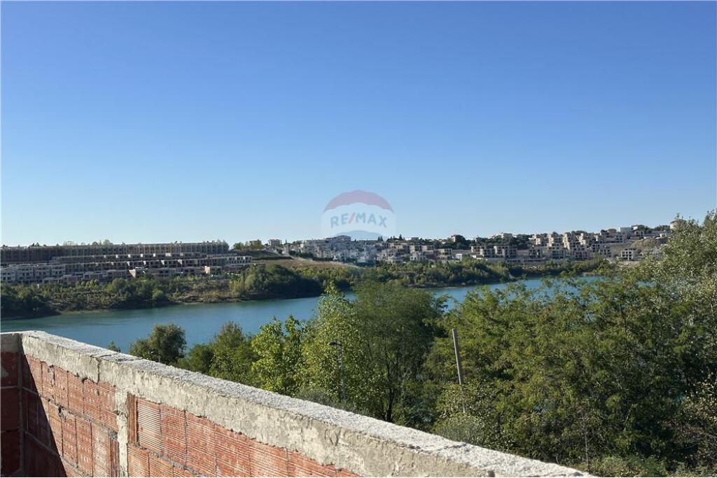 🌿 Apartament Unik 3+1 me 2 Tualete, Verandë/Oborr