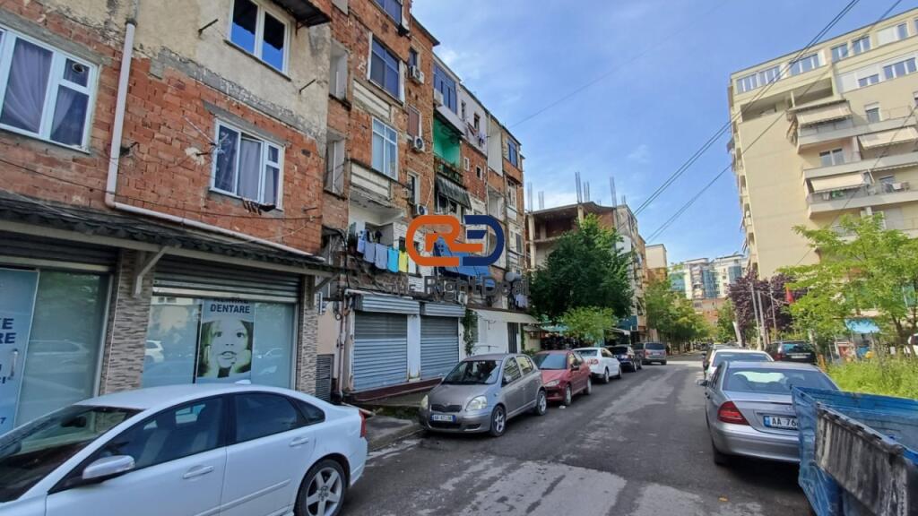 Tek Ish Tregu Elektrik,Jepet Me Qira Ambient I Pershtatshem Per Aktivitete Te Ndryshme !
